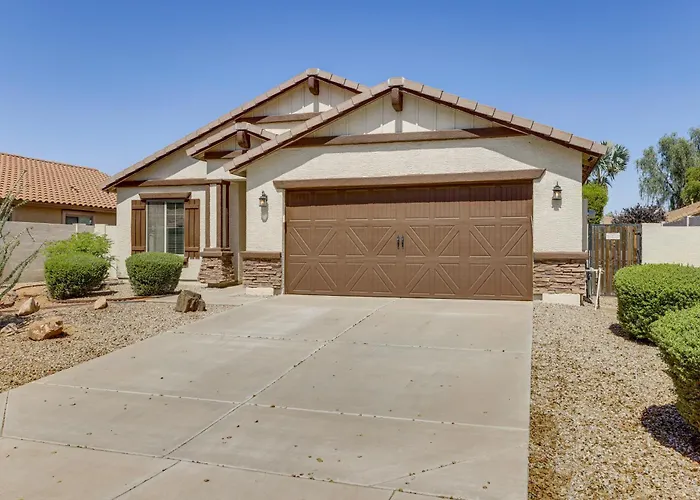 4 Mi To Luke Afb: Family W/ Pool & Grill Casa vacanze