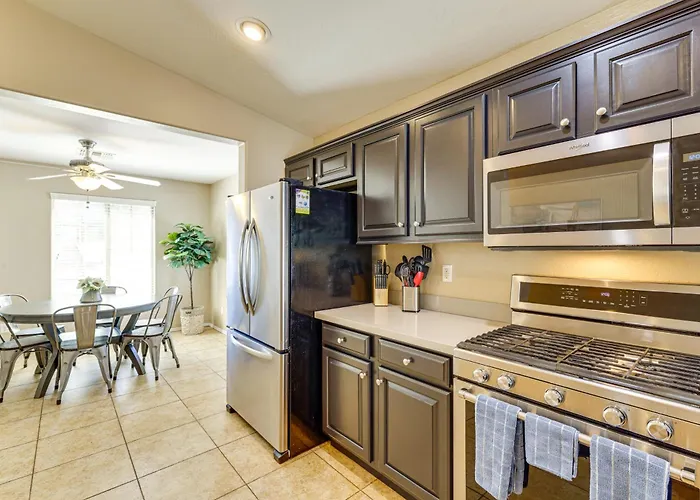 Casa vacanze 4 Mi To Luke Afb: Family W/ Pool & Grill Surprise